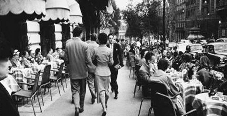 Milano la pudica -Roma la lasciva. “Esacerbando le differenze, un editorialista ha scritto sul Corriere della Sera la scorsa settimana”, riporta Severgnini: “I Romani credono di sapere tutto. Guardano al mondo in modo cinico dall’alto di quella che loro chiamano la Città Eterna. Forse c’è una punta di aspro, ma qualcosa di vero resta: il luogo è così meraviglioso che i suoi abitanti credono che la sola bellezza sia sufficiente. Quando realizzeranno che la moderna vita urbana necessita di altro e molto più di quella – efficienza nei pubblici trasporti e onestà manageriale, tanto per cominciare – allora diranno di voler cambiare lo status quo. Ma cambiare è doloroso. E la bellissima, seducente Roma sarà lì a sussurrare: “Perché preoccuparsi? Non farlo"