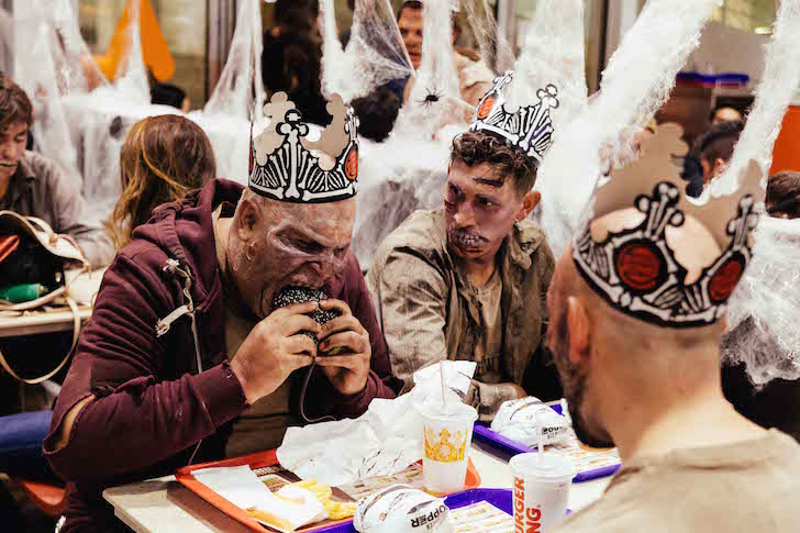 Come sorprendere gli ospiti di una cena di Halloween 2015 a Milano? Partiamo dalla tavola. Se si cena a casa si possono scegliere una tovaglia di tulle nero, candele e rose rosso sangue sparse sulla tovaglia, belle cloche sopra piatti d'argento Sotto? Anche un hamburger va bene, purché sia ispirato ad Halloween e quindi rigorosamente di pane nero.