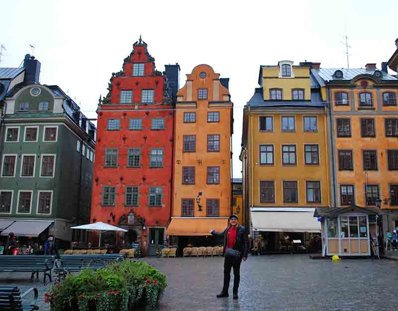 Nel centro storico della città, vicino al palazzo Reale, si trova la suggestiva piazza di Stortorget con le sue due piccole case (gialla e rossa), le più famose della città