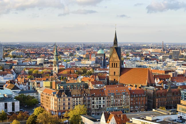 Ma voliamo ad Hannover, capitale federale della Bassa Sassonia, città poco caotica e da visitare interamente in bici. Centro commerciale e industriale della Germania è aperta alle innovazioni e ospita dal 1961 la più grande fiera del mondo dedicata all’Information and Communication Technology, il CeBIT. La fiera si tiene ad Hannover Messe, raggiungibile con i mezzi dal centro della città, e raccoglie più di 110 Paesi. In sei lunghi giorni la manifestazione racconta al mondo tutte le novità tecnologiche. Un evento imperdibile per gli amanti della tecnologia. Ma voliamo ad Hannover, capitale federale della Bassa Sassonia, città poco caotica e da visitare interamente in bici. Centro commerciale e industriale della Germania è aperta alle innovazioni e ospita dal 1961 la più grande fiera del mondo dedicata all’Information and Communication Technology, il CeBIT. La fiera si tiene ad Hannover Messe, raggiungibile con i mezzi dal centro della città, e raccoglie più di 110 Paesi. In sei lunghi giorni la manifestazione racconta al mondo tutte le novità tecnologiche. Un evento imperdibile per gli amanti della tecnologia.