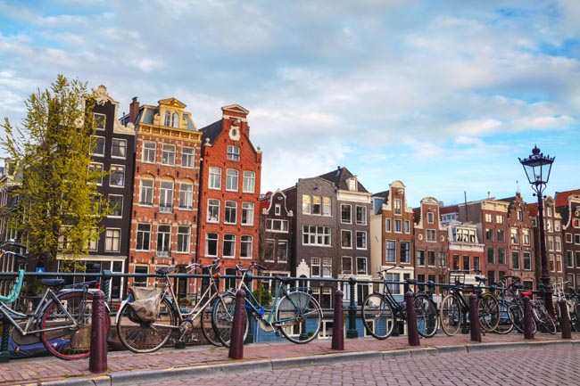 Per tuffarsi nella meraviglia dei tulipani all’apice della fioritura, non resta che raggiungere una delle mete preferite dagli italiani, Amsterdam, capitale europea del divertimento, dei coffee shop e della frenetica vita notturna. Una città piccola e vivace da percorrere in bici tra attività culturali, musei, quartieri, canali e il frizzante Queen’s Day, meglio noto come la Festa della Regina. Il 30 aprile tutta la nazione festeggia il compleanno della Regina Giuliana con festeggiamenti che hanno inizio dal giorno prima in discoteche e locali di tutta la città. Al mattino si scende in piazza tutti vestiti in arancione per richiamare il colore nazionale, e si festeggia, si balla e si brinda all’aperto. Due giorni di puro divertimento, più facili da vivere che da raccontare. Per tuffarsi nella meraviglia dei tulipani all’apice della fioritura, non resta che raggiungere una delle mete preferite dagli italiani, Amsterdam, capitale europea del divertimento, dei coffee shop e della frenetica vita notturna. Una città piccola e vivace da percorrere in bici tra attività culturali, musei, quartieri, canali e il frizzante Queen’s Day, meglio noto come la Festa della Regina. Il 30 aprile tutta la nazione festeggia il compleanno della Regina Giuliana con festeggiamenti che hanno inizio dal giorno prima in discoteche e locali di tutta la città. Al mattino si scende in piazza tutti vestiti in arancione per richiamare il colore nazionale, e si festeggia, si balla e si brinda all’aperto. Due giorni di puro divertimento, più facili da vivere che da raccontare.
