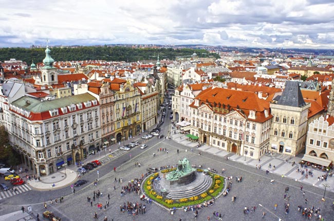 Non tutti forse sanno che a Praga, capitale della Repubblica Ceca, si tiene la più antica fiera di primavera d’Europa. Da ben cinquecento anni questa città così romantica, tra la notte del 30 aprile e il 1 maggio, si prepara alle celebrazioni della Notte di Valpurga. Sulla collina di Petrín è proclamata simbolicamente la fine dell’inverno e l’inizio della nuova stagione con il Falò della Strega, in cui una serie di fantocci, pupazzi e scope vecchie vengono bruciati. Fino a notte fonda si balla, si danza e si beve circondati da fiori e albero di ciliegio. E per gli innamorati, è l’occasione perfetta per portare la propria dolce metà visto che la leggenda narra che l’amore sigillato con un bacio qui, durerà in eterno! Non tutti forse sanno che a Praga, capitale della Repubblica Ceca, si tiene la più antica fiera di primavera d’Europa. Da ben cinquecento anni questa città così romantica, tra la notte del 30 aprile e il 1 maggio, si prepara alle celebrazioni della Notte di Valpurga. Sulla collina di Petrín è proclamata simbolicamente la fine dell’inverno e l’inizio della nuova stagione con il Falò della Strega, in cui una serie di fantocci, pupazzi e scope vecchie vengono bruciati. Fino a notte fonda si balla, si danza e si beve circondati da fiori e albero di ciliegio. E per gli innamorati, è l’occasione perfetta per portare la propria dolce metà visto che la leggenda narra che l’amore sigillato con un bacio qui, durerà in eterno!