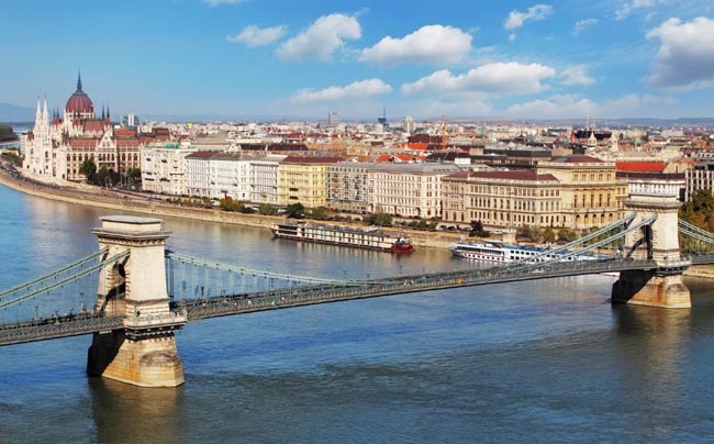 Scrivere di Budapest è come raccontare una favola. Una città dal passato glorioso che oggi mostra la sua elegenza al mondo intero. Considerata la Parigi dell’Est, Budapest con l’arrivo della primavera diffonde per le strade una nuova energia e vivacità con il Budapest Spring Festival. Un grande evento che inizia ad aprile e dura due settimane, in cui la città sul Danubio diventa la capitale internazionale delle arti e della musica. Più di 200 eventi e 60 luoghi in cui artisti di tutto il mondo si esibiscono in spettacoli teatrali, esposizioni, spettacoli folcloristici, concerti di musica classica e jazz. Strade affollate e artisti di strada renderanno il soggiorno irripetibile! Scrivere di Budapest è come raccontare una favola. Una città dal passato glorioso che oggi mostra la sua elegenza al mondo intero. Considerata la Parigi dell’Est, Budapest con l’arrivo della primavera diffonde per le strade una nuova energia e vivacità con il Budapest Spring Festival. Un grande evento che inizia ad aprile e dura due settimane, in cui la città sul Danubio diventa la capitale internazionale delle arti e della musica. Più di 200 eventi e 60 luoghi in cui artisti di tutto il mondo si esibiscono in spettacoli teatrali, esposizioni, spettacoli folcloristici, concerti di musica classica e jazz. Strade affollate e artisti di strada renderanno il soggiorno irripetibile!