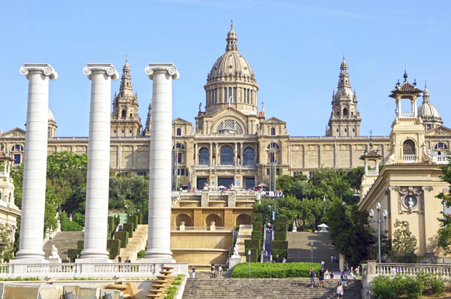Splendida tutto l’anno e fra le destinazioni più ricercate dagli italiani per le vacanze di Pasqua, Barcellona inizia a scaldarsi in primavera con giornate più lunghe e calde, colori vivi e momenti di grande relax. A fine maggio ospita il Primavera Sound, uno dei migliori festival europei di musica rock, pop e alternative che mette la città in pieno fermento. Nello specifico, il Festival si svolge in un'area chiamata Barcelona Fórum che si affaccia sul mare. Un evento che piace a molti perchè propone una lista di performer particolarmente innovativa e avanguardista. Ideale per gli amanti della musica. Splendida tutto l’anno e fra le destinazioni più ricercate dagli italiani per le vacanze di Pasqua, Barcellona inizia a scaldarsi in primavera con giornate più lunghe e calde, colori vivi e momenti di grande relax. A fine maggio ospita il Primavera Sound, uno dei migliori festival europei di musica rock, pop e alternative che mette la città in pieno fermento. Nello specifico, il Festival si svolge in un'area chiamata Barcelona Fórum che si affaccia sul mare. Un evento che piace a molti perchè propone una lista di performer particolarmente innovativa e avanguardista. Ideale per gli amanti della musica.