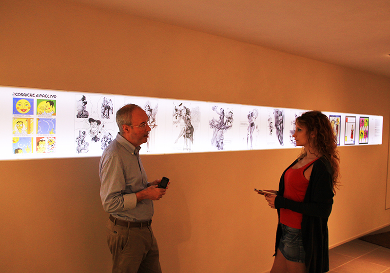 Paolo Marinozzi mostra a Chiara Giacobelli la prima sala del museo 1.jpg Paolo Marinozzi mostra a Chiara Giacobelli la prima sala del museo 1.jpg
