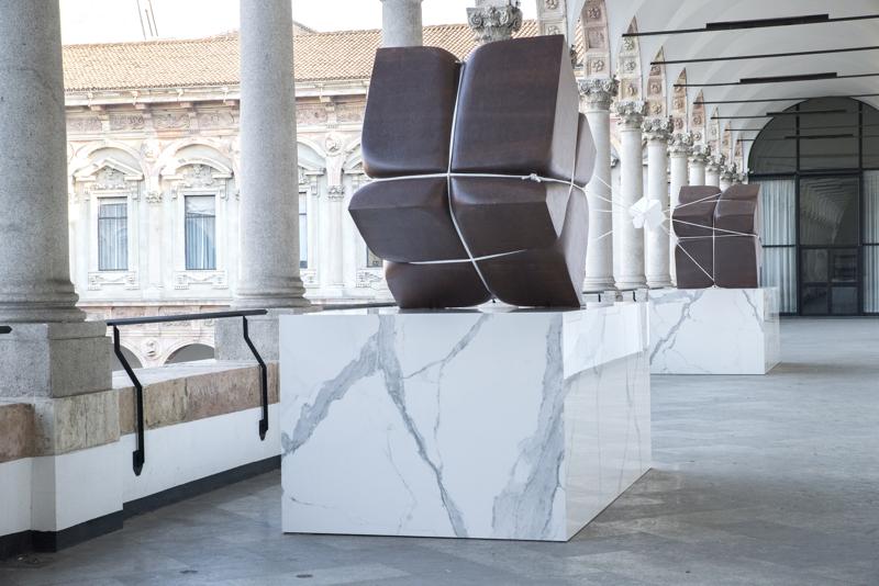 L'ARTE CONTEMPORANEA CONQUISTA I CHIOSCHI DELLA STATALE - E' la prima volta - Fuorisalone ed eventi privati a parte - che l’Università degli Studi di Milano diventa un museo di scultura contemporanea all’aperto. Avviene grazie a "DURK" di Mikayel Ohanjanyan (è la prima personale a Milano di questo artista armeno vincitore del Leone d'Oro – Padiglione Armenia – alla Biennale di Venezia 2015). La Statale Arte diventa così un nuovo grande evento culturale dell’Università degli Studi di Milano, che prevede l’allestimento di mostre personali di artisti italiani e stranieri negli spazi seicenteschi opera del Richini. Conversazioni tra arte ed età diverse che, dalle chiacchiere smorza tensione prima di un esame e in vista di un incontro con il prof, si trasformano in dialoghi muti tra eredità storica, interpretazioni del presente e lavori site specific. DURK Fino al 19 marzo, il Cortile e il Loggiato della Ca’ Granda ospiteranno due installazioni site specific di Ohanjanyan: Tasnerku + 1 (Dodici + 1) e Dur (Porta). Cortile della Ca’ Granda Università Statale di Milano via Festa del Perdono, 7 – Milano Fino al 19 marzo 2016 Orari: lunedì - venerdì 9-20 / sabato 9-18 Visite guidate gratuite (dagli studenti in Scienze dei beni culturali e in Storia e critica dell’art) gratuite venerdì alle 17.30 – sabato alle 11 appuntamento in via Festa del Perdono 7, davanti all’ingresso dell’Università Informazioni: tel. 02 50312983 Facebook / LaStataleArte: www.lastatalearte.it