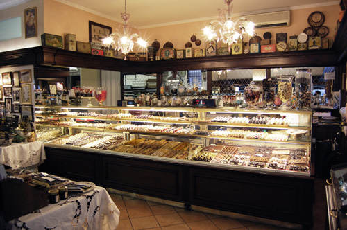 PASTICCERIA CASTELNUOVO Dal 1945 la famiglia Castelnuovo crea con passione e amore dolci e prelibatezze tra le migliori di tutta Milano. Un'ambiente speciale, curato e signorile in zona Lorenteggio. Questa impresa storica dal sapore retrò e famigliare non ha nulla da invidiare alle blasonate pasticcerie del centro. Oltre alla pasticceria classica è possibile gustare i dolci rivisitati dagli esperti pasticceri: le paste frolla con ricotta e cannella, con crema cotta e uvetta, con marmellate di agrumi e mandorle... un dolce percorso che vi proietta per qualche istante in un magico mondo. La specialità della casa? La famosa torta Enrico dove alla pasta frolla è unito un ripieno di pere williams aromatizzate alla cannella e immerse in una cioccolata extrafondente. Slurp! PASTICCERIA CASTELNUOVO. Via dei Tulipani, 18 Milano. Tel. 02/48950168 www.pasticceriacastelnuovo.it