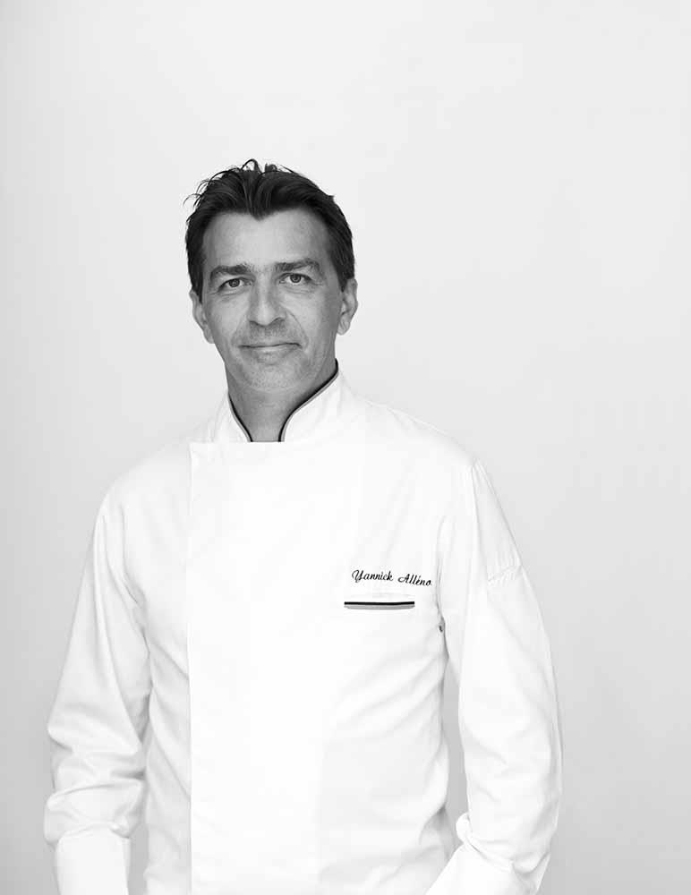 Aprile è la volta Yannik Alléno che arriva a Milano dal suo Pavillon Ledoyen di Parigi, dove campeggiano le tre stelle Michelin appena conquistate e dove trionfa la sua arte culinaria fatta di precisione estrema ed estrema eterodossia.