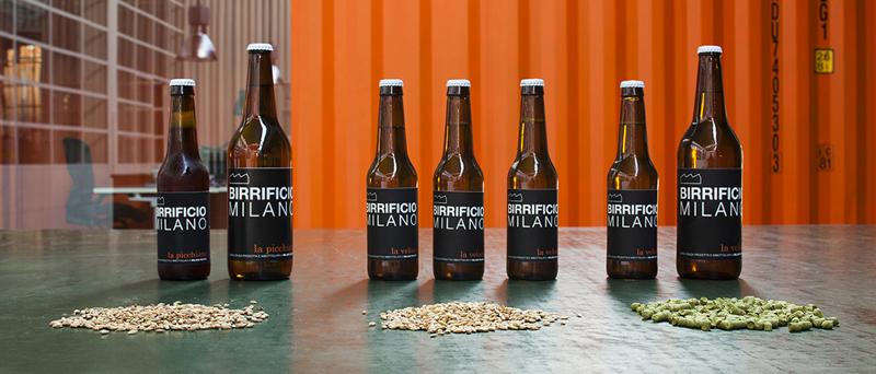 Birrificio Milano Area industriale e senso della città. Era il 2013 quando l’ex Area Caproni Taliedo, via Mecenate angolo via Zante, intraprendeva la “missione” di Birrificio Milano: “produrre Birra Cruda non filtrata e non pastorizzata di alta qualità utilizzando solo le migliori materie prime selezionate con cura e tanta tanta passione”,spiega il sito del birrificio il cuo desiderio “èprodurre localmente ‘Nuove eccellenze’ e ridare vita a questi bellissimi siti produttivi sfruttando le possibili sinergie, competenze e artigianalità del nostro territorio“. Rinascita artigianale, passione per i prodotti d’eccellenza, voglia di fare impresa a Milano, creare posti di lavoro e “Speranza” per i più giovani, sperimentare, organizzare eventi e far provare buone birre: La Veloce, La Picchiata, Vola Basso, La Virata.