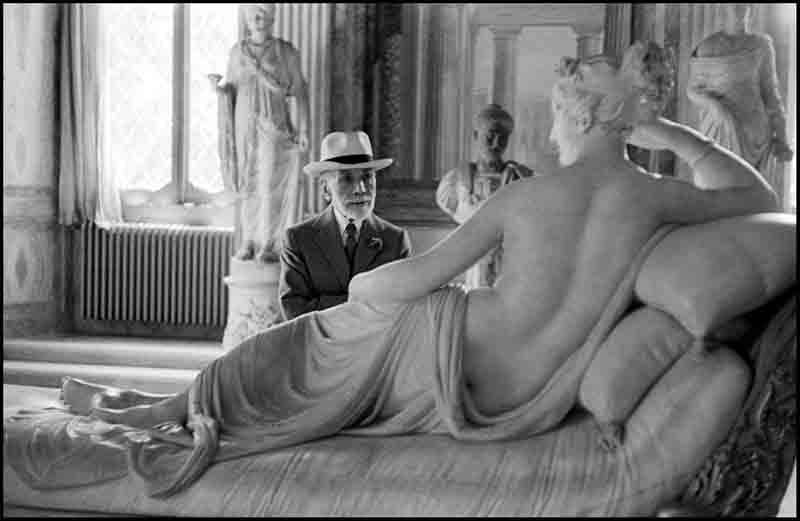 David Seymour, Roma, 1955 Bernard Berenson osserva la statua di Paolina Borghese realizzata da Antonio Canova alla Galleria Borghese David Seymour, Roma, 1955 Bernard Berenson osserva la statua di Paolina Borghese realizzata da Antonio Canova alla Galleria Borghese