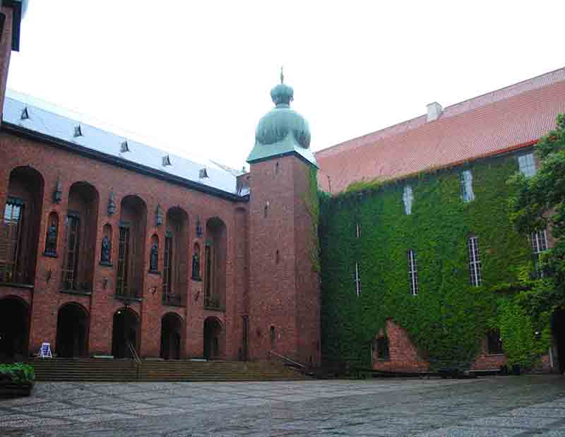 Il Municipio di Stoccolma si affaccia sul lago Mälaren. È celebre anche perché vi si tiene il grandioso ricevimento dei premi Nobel