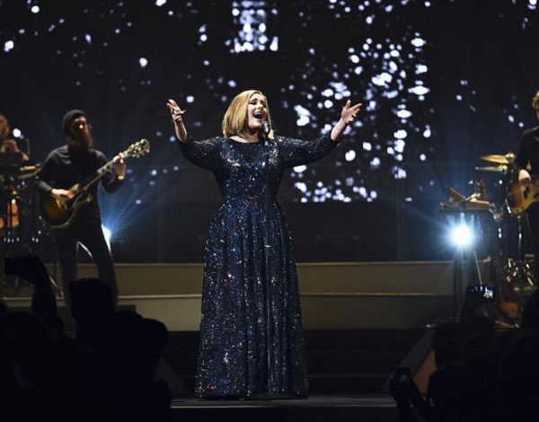 Adele in concerto a Belfast (@burberry) Adele in concerto a Belfast (@burberry)