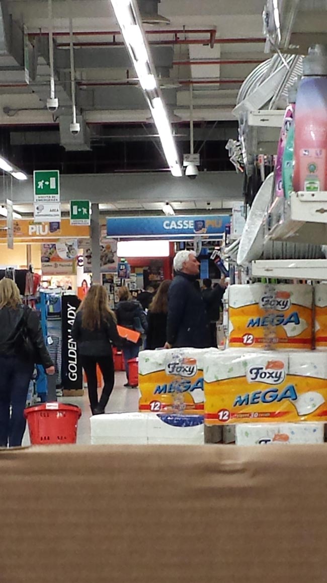 Alessandro Profumo supermercato (10)