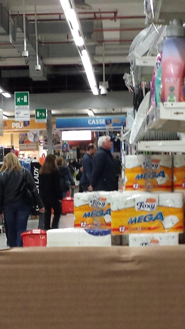 Alessandro Profumo supermercato (9)