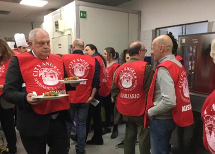 Candidati sindaco e vip camerieri per solidarietà FOTO/VIDEO