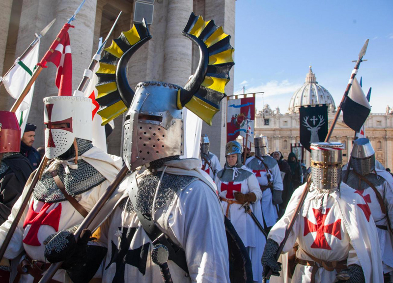 Templari e cammelli a San Pietro. In 1300 sfilano per Papa Francesco