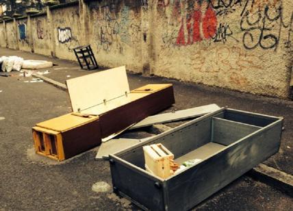 Via Padova: il degrado e i rifiuti diventano... arte. FOTO