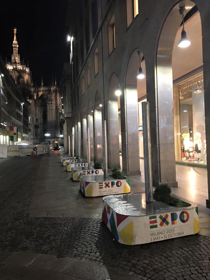 Expo ammaina definitivamente le bandiere: la conclusione dell'esposizione universale è plasticamente visibile a chiunque percorra in questi giorni Vittorio Emanuele e le zone adiacenti al Duomo: laddove sventolavano i vessilli dei diversi Paesi partecipanti, ora sono rimaste solo le strutture portanti, con le bandiere che sono state portate via. Un po' di nostalgia dei milanesi per un elemento che era divenuto parte integrante della passeggiata in centro. E la speranza che anche i basamenti, un po' tristi lasciati a loro stessi senza le colorate bandiere, vengano a questo punto presto rimossi (foto: Giacomo Biraghi)