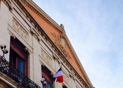 Bandiera francese anche sul Palazzo di Città a Bari - Dichiarazione Decaro