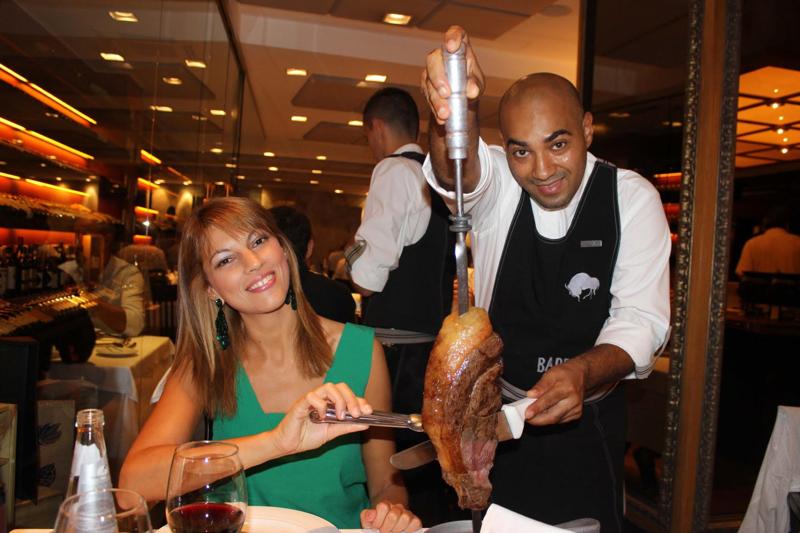 BARBACOA. La blasonata catena brasiliana di Churrascarias "Barbacoa" ha scelto nel 2011 di aprire il suo primo ristorante in Europa a Milano. E lo ha fatto in grande stile, scegliendo come partner esclusivo un ristoratore con una lunga esperienza, Mr. Donazar Beltrame, colui che nella location di via delle Abbadesse 30, ricca di immagini rupestri, offre con passione ai fortunati clienti tagli di carne tra i migliori della città. Qui potete scoprire e gustare l’arte antica del churrasco e sorseggiare la mitica caipirinha. Barbacoa è un termine usato dagli indiani Arawak per descrivere una griglia costruita con rami verdi ed usata dai nativi per arrostire la carne. Esiste anche un altro significato che indica un senso di unione e allegria. Arrostire la carne insieme era un momento di festa, aggregazione, felicità...proprio come avviene nel locale milanese di Don. Cenare al Barbacoa è facile e divertente! E' sufficiente girare il dischetto presente sul tavolo sul colore verde e lo spettacolo culinario ha inizio! Gli ospiti vengono accuditi dai Passadores, secondo una delle tradizioni più popolari della cucina brasiliana, il rodizio: lunghi spiedi infilzano a turno le selezionate carni: dal manzo al pollo, dalle salsicce al filetto. Ad accompagnare la carne, un’ampia scelta di piatti caldi della tradizione brasiliana e un fantastico buffet di insalate e antipasti. Eccezionale la cantina che vanta oltre 150 tra le migliori etichette italiane e internazionali. BARBACOA. VIA DELLE ABBADESSE, 30 MILANO TEL. 02 688 3883