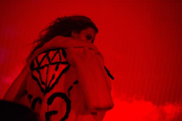 Beyoncé con la pelliccia "GucciGhost" in visone rosso (Courtesy of Mason Poole) Beyoncé con la pelliccia "GucciGhost" in visone rosso (Courtesy of Mason Poole)