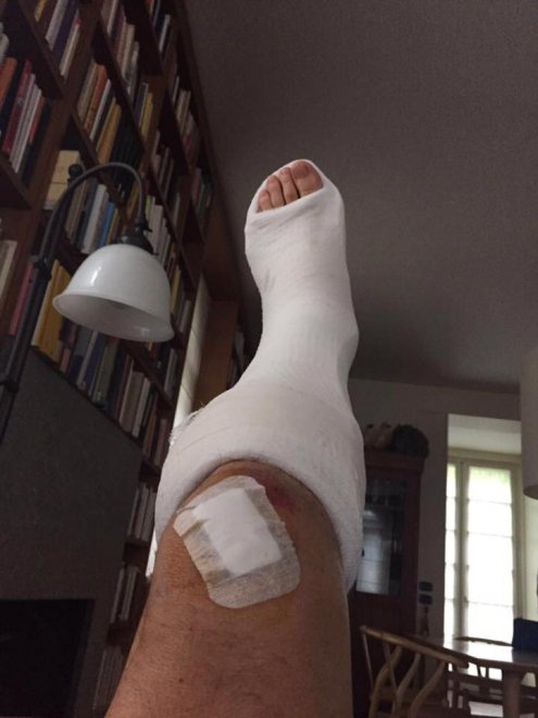 Sta facendo il "pieno" di auguri di pronta guarigione su facebook l'attore comico Claudio Bisio, vittima di un incidente in moto avvenuto a Milano, che ha tenuto una sorta di diario online sulla sua pagina delle cure presso il pronto dell'ospedale Gaetano Pini di Milano "Grazie a tutti dell'affetto", ha commentato in risposta ai tantissimi messaggi ricevuti.