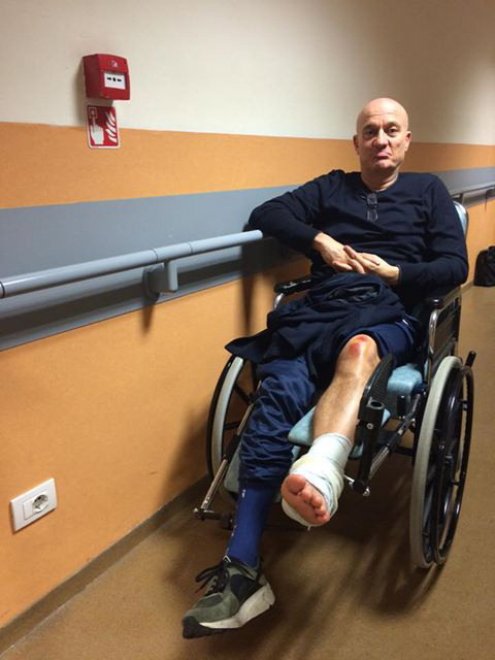 Sta facendo il "pieno" di auguri di pronta guarigione su facebook l'attore comico Claudio Bisio, vittima di un incidente in moto avvenuto a Milano, che ha tenuto una sorta di diario online sulla sua pagina delle cure presso il pronto dell'ospedale Gaetano Pini di Milano "Grazie a tutti dell'affetto", ha commentato in risposta ai tantissimi messaggi ricevuti.