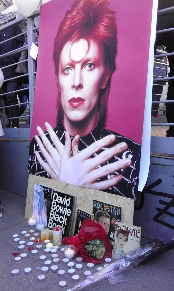 Si sono dati appuntamento a centinaia nel pomeriggio di domenica 17 gennaio alle colonne di san Lorenzo per l'ultimo saluto al Duca Bianco: numerosi i fan di David Bowie che hanno preso parte al flash mob "David Bowie is for Ever and Ever", che gli organizzatori hanno definito "Un omaggio a un artista immensamente grande che con la sua arte ha lasciato un segno indelebile nella cultura della musica mondiale". (foto dalla pagina facebook dell'evento "David Bowie is for Ever and Ever")