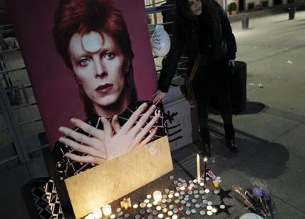 Bowie, il flash mob dei fan alle Colonne di Milano. FOTO