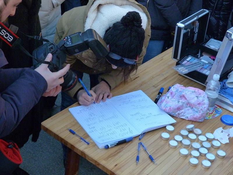 Si sono dati appuntamento a centinaia nel pomeriggio di domenica 17 gennaio alle colonne di san Lorenzo per l'ultimo saluto al Duca Bianco: numerosi i fan di David Bowie che hanno preso parte al flash mob "David Bowie is for Ever and Ever", che gli organizzatori hanno definito "Un omaggio a un artista immensamente grande che con la sua arte ha lasciato un segno indelebile nella cultura della musica mondiale". (foto dalla pagina facebook dell'evento "David Bowie is for Ever and Ever")