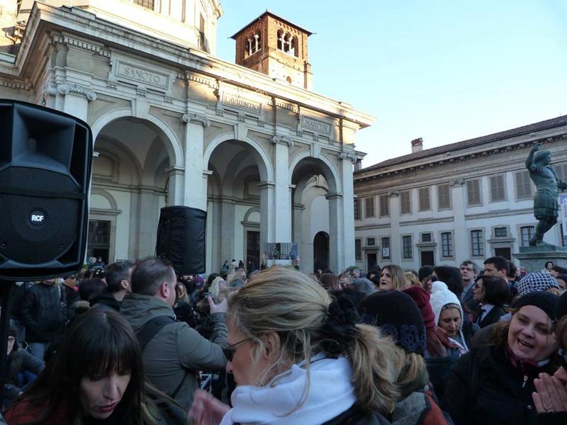 Si sono dati appuntamento a centinaia nel pomeriggio di domenica 17 gennaio alle colonne di san Lorenzo per l'ultimo saluto al Duca Bianco: numerosi i fan di David Bowie che hanno preso parte al flash mob "David Bowie is for Ever and Ever", che gli organizzatori hanno definito "Un omaggio a un artista immensamente grande che con la sua arte ha lasciato un segno indelebile nella cultura della musica mondiale". (foto dalla pagina facebook dell'evento "David Bowie is for Ever and Ever")