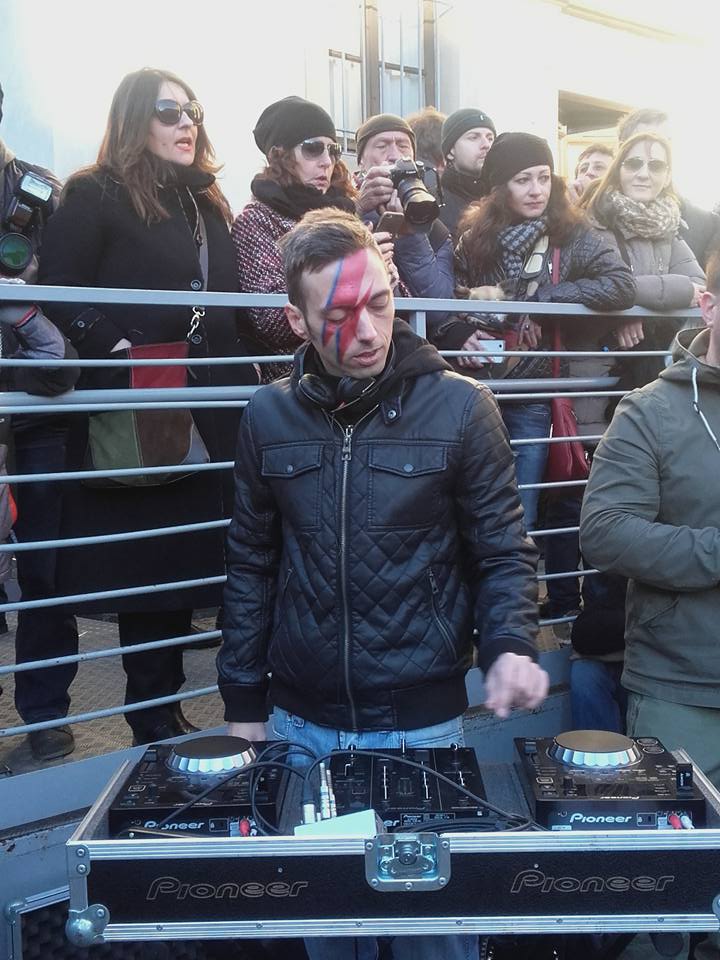 Si sono dati appuntamento a centinaia nel pomeriggio di domenica 17 gennaio alle colonne di san Lorenzo per l'ultimo saluto al Duca Bianco: numerosi i fan di David Bowie che hanno preso parte al flash mob "David Bowie is for Ever and Ever", che gli organizzatori hanno definito "Un omaggio a un artista immensamente grande che con la sua arte ha lasciato un segno indelebile nella cultura della musica mondiale". (foto dalla pagina facebook dell'evento "David Bowie is for Ever and Ever")