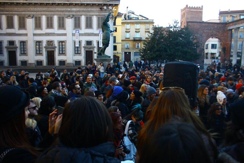 Si sono dati appuntamento a centinaia nel pomeriggio di domenica 17 gennaio alle colonne di san Lorenzo per l'ultimo saluto al Duca Bianco: numerosi i fan di David Bowie che hanno preso parte al flash mob "David Bowie is for Ever and Ever", che gli organizzatori hanno definito "Un omaggio a un artista immensamente grande che con la sua arte ha lasciato un segno indelebile nella cultura della musica mondiale". (foto dalla pagina facebook dell'evento "David Bowie is for Ever and Ever")