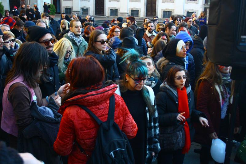 Si sono dati appuntamento a centinaia nel pomeriggio di domenica 17 gennaio alle colonne di san Lorenzo per l'ultimo saluto al Duca Bianco: numerosi i fan di David Bowie che hanno preso parte al flash mob "David Bowie is for Ever and Ever", che gli organizzatori hanno definito "Un omaggio a un artista immensamente grande che con la sua arte ha lasciato un segno indelebile nella cultura della musica mondiale". (foto dalla pagina facebook dell'evento "David Bowie is for Ever and Ever")