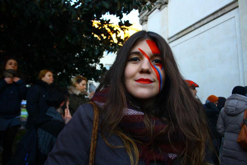 Si sono dati appuntamento a centinaia nel pomeriggio di domenica 17 gennaio alle colonne di san Lorenzo per l'ultimo saluto al Duca Bianco: numerosi i fan di David Bowie che hanno preso parte al flash mob "David Bowie is for Ever and Ever", che gli organizzatori hanno definito "Un omaggio a un artista immensamente grande che con la sua arte ha lasciato un segno indelebile nella cultura della musica mondiale". (foto dalla pagina facebook dell'evento "David Bowie is for Ever and Ever")