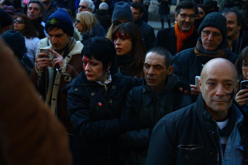 Si sono dati appuntamento a centinaia nel pomeriggio di domenica 17 gennaio alle colonne di san Lorenzo per l'ultimo saluto al Duca Bianco: numerosi i fan di David Bowie che hanno preso parte al flash mob "David Bowie is for Ever and Ever", che gli organizzatori hanno definito "Un omaggio a un artista immensamente grande che con la sua arte ha lasciato un segno indelebile nella cultura della musica mondiale". (foto dalla pagina facebook dell'evento "David Bowie is for Ever and Ever")