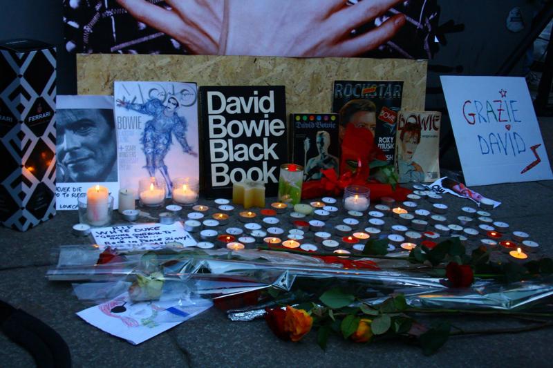 Si sono dati appuntamento a centinaia nel pomeriggio di domenica 17 gennaio alle colonne di san Lorenzo per l'ultimo saluto al Duca Bianco: numerosi i fan di David Bowie che hanno preso parte al flash mob "David Bowie is for Ever and Ever", che gli organizzatori hanno definito "Un omaggio a un artista immensamente grande che con la sua arte ha lasciato un segno indelebile nella cultura della musica mondiale". (foto dalla pagina facebook dell'evento "David Bowie is for Ever and Ever")