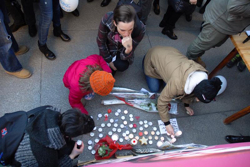 Si sono dati appuntamento a centinaia nel pomeriggio di domenica 17 gennaio alle colonne di san Lorenzo per l'ultimo saluto al Duca Bianco: numerosi i fan di David Bowie che hanno preso parte al flash mob "David Bowie is for Ever and Ever", che gli organizzatori hanno definito "Un omaggio a un artista immensamente grande che con la sua arte ha lasciato un segno indelebile nella cultura della musica mondiale". (foto dalla pagina facebook dell'evento "David Bowie is for Ever and Ever")