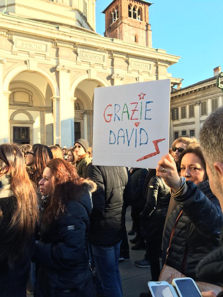 Si sono dati appuntamento a centinaia nel pomeriggio di domenica 17 gennaio alle colonne di san Lorenzo per l'ultimo saluto al Duca Bianco: numerosi i fan di David Bowie che hanno preso parte al flash mob "David Bowie is for Ever and Ever", che gli organizzatori hanno definito "Un omaggio a un artista immensamente grande che con la sua arte ha lasciato un segno indelebile nella cultura della musica mondiale". (foto dalla pagina facebook dell'evento "David Bowie is for Ever and Ever")