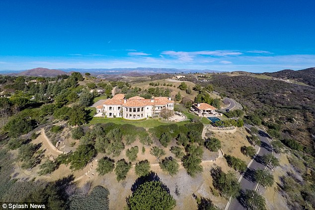 Britney Spears ha comprato un nuova mega villa da 7.4 milioni di dollari a Thousand Oaks, in California (Casa.it) Britney Spears ha comprato un nuova mega villa da 7.4 milioni di dollari a Thousand Oaks, in California (Casa.it)