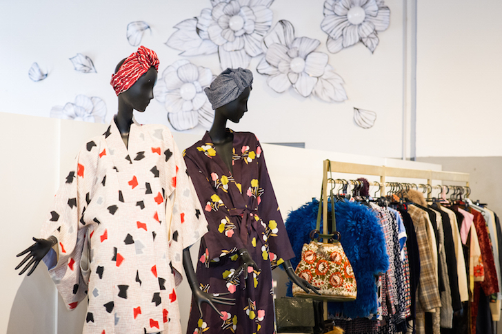 Milano Vintage Week orna in via Piranesi dal 15 al 17 aprile 2016 - dalle ore 10 alle 21 - con la mostra Flower Power -a cura dell’archivio storico di A.N.G.E.L.O.- e molto altro ancora. Attenti alla qualità, allo stile, alla atemporalità dei pezzi selezionati, puntano su accurata scelta dei capi in vendita, ovvero solo pezzi originali con almeno vent’anni di storia da raccontare "e ancora fortemente attuali". Cosa si trova? Un po' di tutto: borse, borsette, scarpe, carretti, headband, accessori per il guardaroba e la casa che ormai non si trovano più. (foto: Valerio Giannetti)