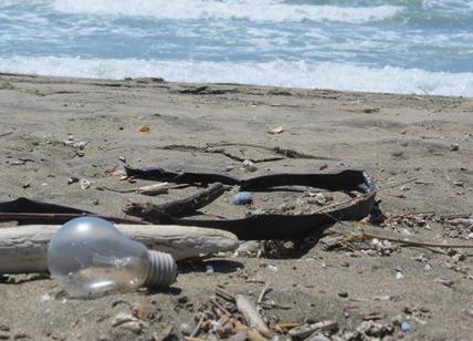 Clima, spiaggia di Capocotta ripulita dai rifiuti. Atleti sulle orme di Greta