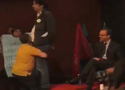 Cappato non invitato al confronto: sale sul palco e.... VIDEO