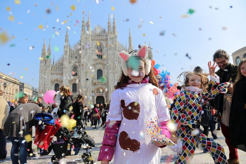 Attesissima è la sfilata di carri e maschere della Fondazione Diocesana per gli Oratori Milanesi – FOM che sabato 13 febbraio partendo da via Palestro attraverserà le vie del centro per arrivare in piazza Beccaria. Il tema scelto per questo 2016 è All'incontrario - Il mondo dell'opposto e del contrario, per cui, se avete un’idea per il vostro costume... trovate il suo opposto, se no non vale! L'appuntamento è per le 15.00.