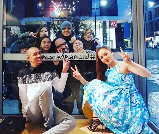 Dal 26 febbraio e sino al 6 marzo vivranno in una casa di vetro, esposti allo sguardo dei passanti per 24 ore al giorno. La nuova frontiera del reality sbarca in largo La Foppa, a Milano. Un mix di esperimento social e di intuizione commerciale: Deliel Augusto Moiana, 24 anni, e Fiorella Di Chio, 22 anni, sono i protagonisti del lancio di Homepal, nuova piattaforma immobiliare peer to peer che consente di incrociare domanda e offerta senza dover ricorrere a un’agenzia. Le loro giornate trascorrono tra attività ludiche e motorie, dj-set, flash-mob per coinvolgere il pubblico e, naturalmente, sedute online. Dall'11 al 20 la casa social si trasferirà a Roma.