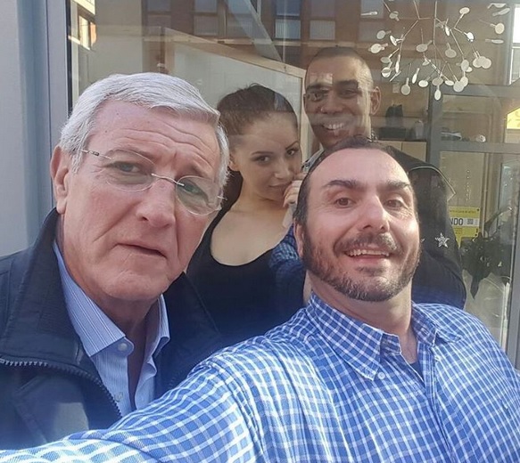 Dal 26 febbraio e sino al 6 marzo vivranno in una casa di vetro, esposti allo sguardo dei passanti per 24 ore al giorno. La nuova frontiera del reality sbarca in largo La Foppa, a Milano. Un mix di esperimento social e di intuizione commerciale: Deliel Augusto Moiana, 24 anni, e Fiorella Di Chio, 22 anni, sono i protagonisti del lancio di Homepal, nuova piattaforma immobiliare peer to peer che consente di incrociare domanda e offerta senza dover ricorrere a un’agenzia. Le loro giornate trascorrono tra attività ludiche e motorie, dj-set, flash-mob per coinvolgere il pubblico e, naturalmente, sedute online. Dall'11 al 20 la casa social si trasferirà a Roma.