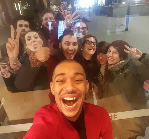 Dal 26 febbraio e sino al 6 marzo vivranno in una casa di vetro, esposti allo sguardo dei passanti per 24 ore al giorno. La nuova frontiera del reality sbarca in largo La Foppa, a Milano. Un mix di esperimento social e di intuizione commerciale: Deliel Augusto Moiana, 24 anni, e Fiorella Di Chio, 22 anni, sono i protagonisti del lancio di Homepal, nuova piattaforma immobiliare peer to peer che consente di incrociare domanda e offerta senza dover ricorrere a un’agenzia. Le loro giornate trascorrono tra attività ludiche e motorie, dj-set, flash-mob per coinvolgere il pubblico e, naturalmente, sedute online. Dall'11 al 20 la casa social si trasferirà a Roma.