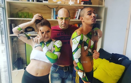 Dal 26 febbraio e sino al 6 marzo vivranno in una casa di vetro, esposti allo sguardo dei passanti per 24 ore al giorno. La nuova frontiera del reality sbarca in largo La Foppa, a Milano. Un mix di esperimento social e di intuizione commerciale: Deliel Augusto Moiana, 24 anni, e Fiorella Di Chio, 22 anni, sono i protagonisti del lancio di Homepal, nuova piattaforma immobiliare peer to peer che consente di incrociare domanda e offerta senza dover ricorrere a un’agenzia. Le loro giornate trascorrono tra attività ludiche e motorie, dj-set, flash-mob per coinvolgere il pubblico e, naturalmente, sedute online. Dall'11 al 20 la casa social si trasferirà a Roma.