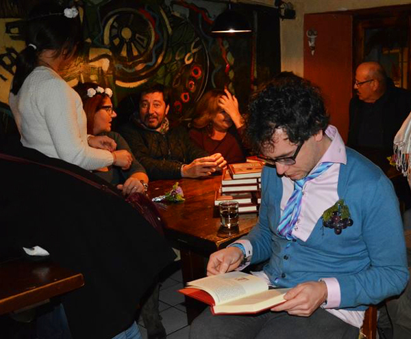 Cesare Catà si prepara prima di una presentazione letteraria Cesare Catà si prepara prima di una presentazione letteraria