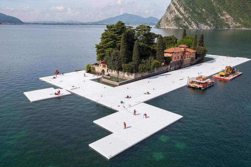 Christo, The floating Piers: posa dell'installazione sul lago di Iseo (foto: Lino Olmo Studio) Christo, The floating Piers: posa dell'installazione sul lago di Iseo (foto: Lino Olmo Studio)